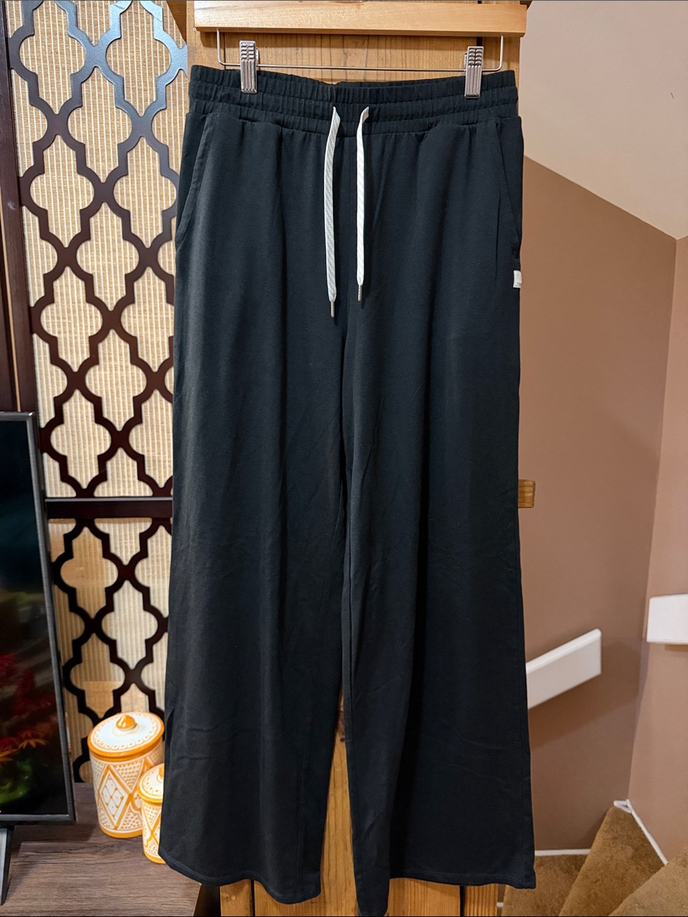 Vuori Halo Essential Wide Leg in Black - Picture 7 of 8
